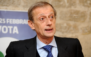 Fassino denunciato per furto a Fiumicino, lui smentisce